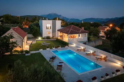 Bazen u objektu Villa Paradiso ili u blizini