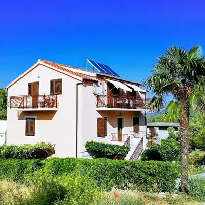 Apartments with parking space Vrisnik