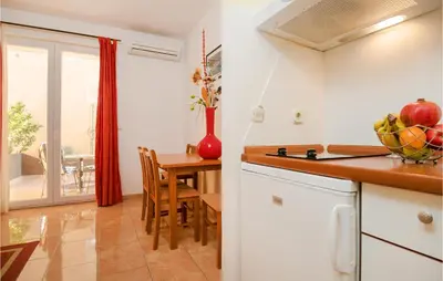 Kuhinja ili čajna kuhinja u objektu Lovely Apartment In Baska Voda With Swimming Pool