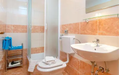 Kupaonica u objektu Stunning Apartment In Baska Voda
