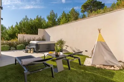 Vrt u objektu Deluxe Villa Nitia with 4 bedrooms 550m from sandy beach