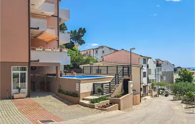 Bazen u objektu Beach Front Apartment In Baska Voda ili u blizini