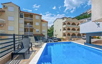 Bazen u objektu Beach Front Apartment In Baska Voda ili u blizini