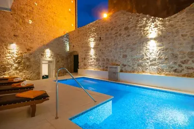 Bazen u objektu Villa Majestic with heated pool and rooftop terrace ili u blizini