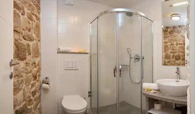 Kupaonica u objektu Villa Majestic with heated pool and rooftop terrace