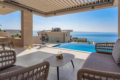 Bazen u objektu Luxury 5-bedroom villa Princess Korina with heated pool, pool table, sauna, a hot-tub ili u blizini