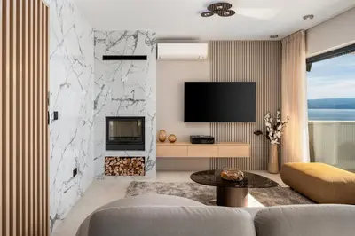 TV i/ili zabavni centar u objektu Luxury 5-bedroom villa Princess Korina with heated pool, pool table, sauna, a hot-tub
