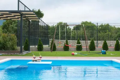 Bazen u objektu Villa Sky D 9&1 with tennis court and heated pool ili u blizini