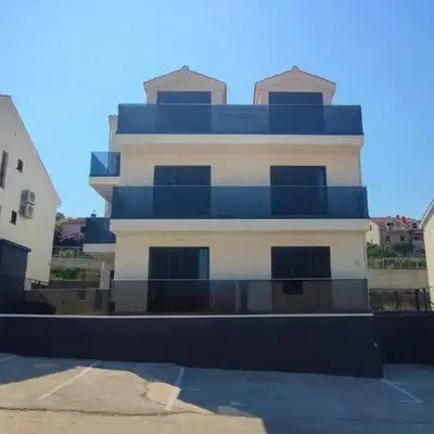 Apartments with a parking space Postira