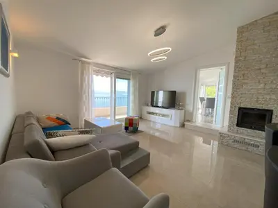 TV i/ili zabavni centar u objektu Holiday home Kuzma with private pool and sea view