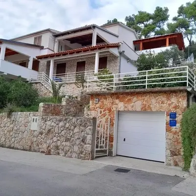 Apartments with parking space Jelsa