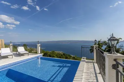 Bazen u objektu Luxury villa Libar near Split, heated pool ili u blizini