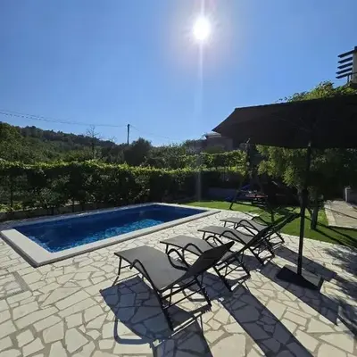 Apartment Dawn- cozy apartment with private pool near Omiš