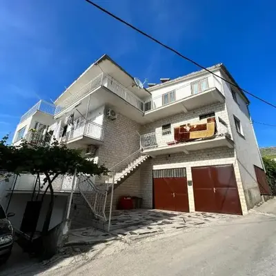 Apartments with parking space Stobrec