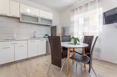 Kuhinja ili čajna kuhinja u objektu Apartment Božo