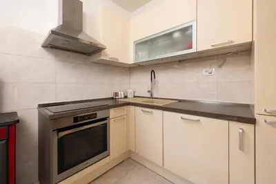 Kuhinja ili čajna kuhinja u objektu Coastal Comfort Apartment