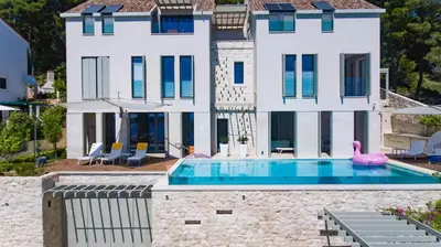 Bazen u objektu Villa Madeleine Hvar ili u blizini