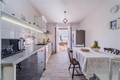 Kuhinja ili čajna kuhinja u objektu House Benbello