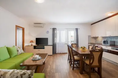 Kuhinja ili čajna kuhinja u objektu Jasmir Apartment - Free parking near the beach