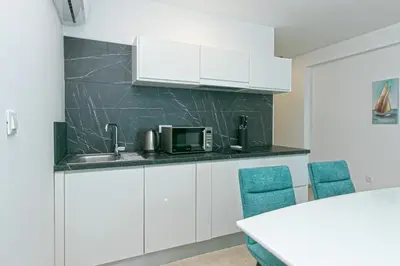 Kuhinja ili čajna kuhinja u objektu Seaside apartments with a swimming pool Brela, Makarska - 20229