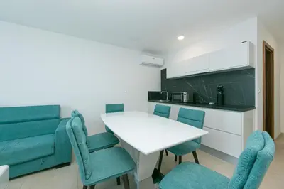 Kuhinja ili čajna kuhinja u objektu Seaside apartments with a swimming pool Brela, Makarska - 20229