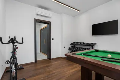 TV i/ili zabavni centar u objektu Extravagant Omis Villa 5 Bedrooms Villa Chazaret Frontline Location