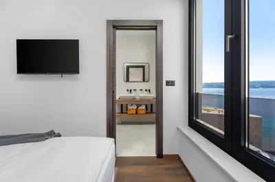 TV i/ili zabavni centar u objektu Extravagant Omis Villa 5 Bedrooms Villa Chazaret Frontline Location