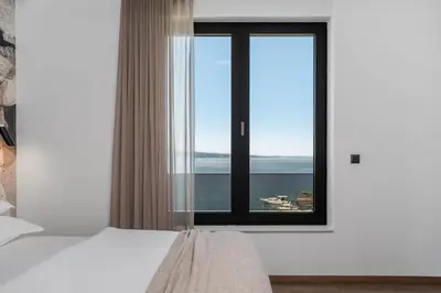 Krevet ili kreveti u jedinici u objektu Extravagant Omis Villa 5 Bedrooms Villa Chazaret Frontline Location