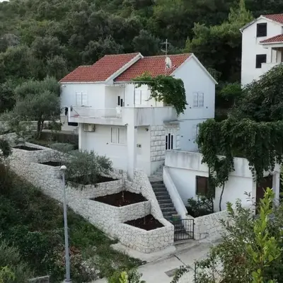 Apartments with a parking space Postira