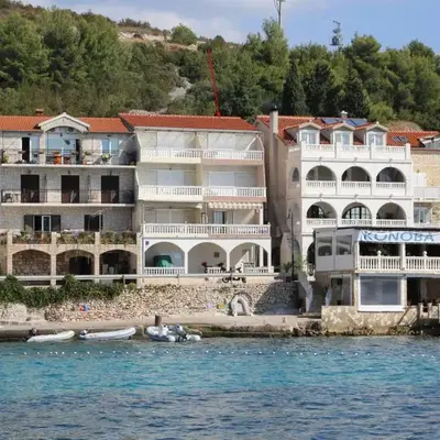 Apartments by the sea Milna