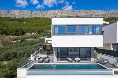 Pogled na planine ili pogled na planine iz vila