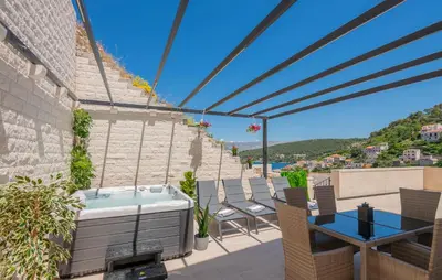 Pogled na planine ili pogled na planine iz vikendica