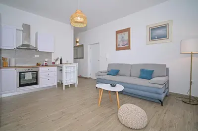Kuhinja ili čajna kuhinja u objektu AMI Apartment Strožanac