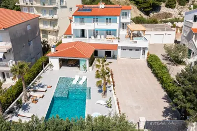 Bazen u objektu New Luxury Beach Villa ili u blizini