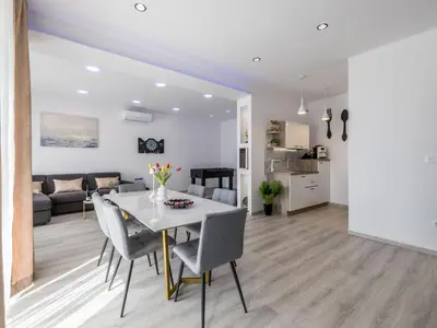Kuhinja ili čajna kuhinja u objektu Apartment Luxury Mir by Interhome