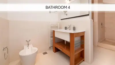 Kupaonica u objektu VILLA PHILIPPA - luxurious five-room villa - idyllic location - first row to the sea - spectacular view of the sea bay - unforgettable sunsets - 15 minutes from Supetar ferry port - free parking - private heated pool
