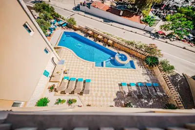 Bazen u objektu Hotel SOL ili u blizini