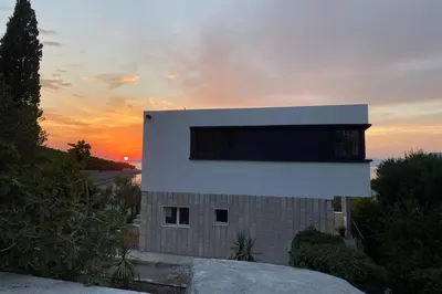 Pogled na izlazak ili zalazak sunca iz apartmana
