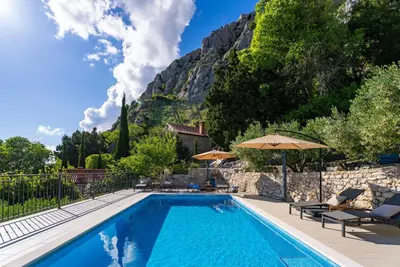 Bazen u objektu VILLA B2B with heated pool and panoramic sea views ili u blizini