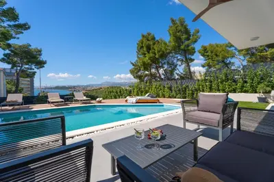 Bazen u objektu Stylish 5-bedroom villa Aride with pool, sea views ili u blizini