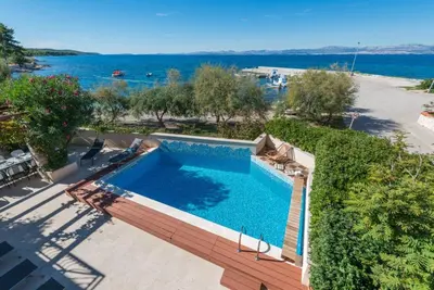 Bazen u objektu Luxury beachfront Villa Casa Mare with heated pool near Supetar - Brač ili u blizini
