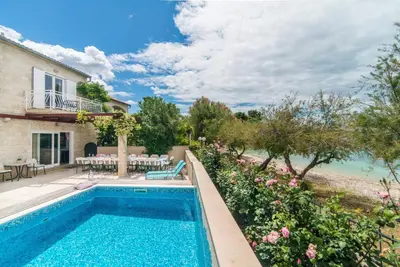 Bazen u objektu Luxury beachfront Villa Casa Mare with heated pool near Supetar - Brač ili u blizini