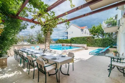 Bazen u objektu Luxury beachfront Villa Casa Mare with heated pool near Supetar - Brač ili u blizini
