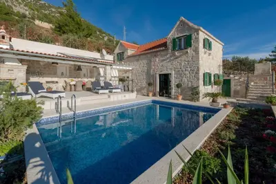 Bazen u objektu Luxury Villa Murvica with private pool near the beach in Murvica on Brac island ili u blizini