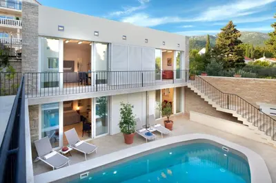 Bazen u objektu Luxury Beachfront Villa Castello Bol with private pool at the promenade Zlatni Rat at the beach in Bol - Brac ili u blizini