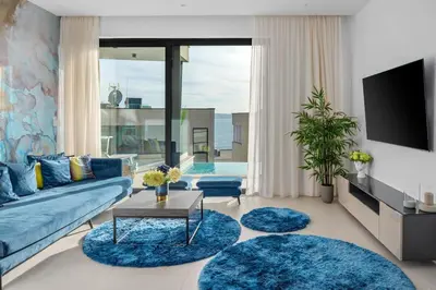TV i/ili zabavni centar u objektu Villa Flower with 3 en-suite bedrooms, heated pool, sea views