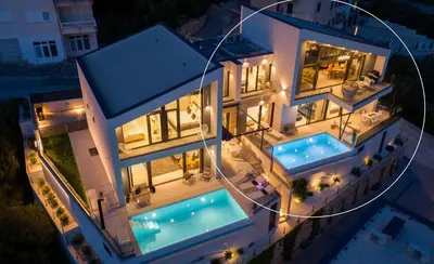 Bazen u objektu Villa Flower with 3 en-suite bedrooms, heated pool, sea views ili u blizini