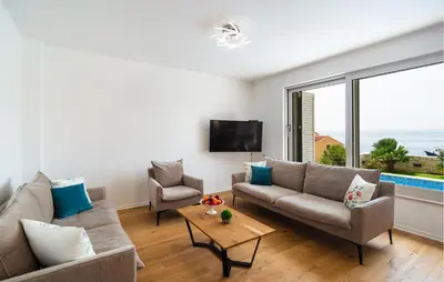 TV i/ili zabavni centar u objektu Beautiful Home In Sumartin With Sauna