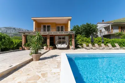 Bazen u objektu House with pool Garden ili u blizini