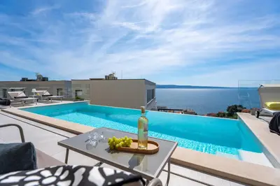 Bazen u objektu Three-bedroom Villa Sunshine with a heated pool, media room, and views of the sea ili u blizini